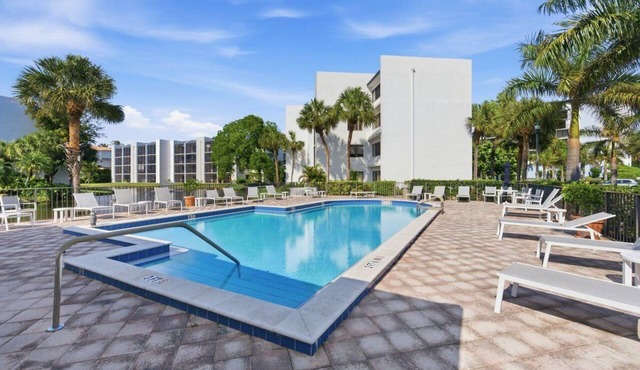 Serene 2-bedroom condo in charming Jupiter Ocean & Racquet Club,