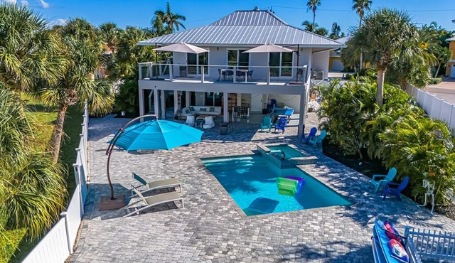 Serene Coastal Stay – Resort Style Home on Casey Key