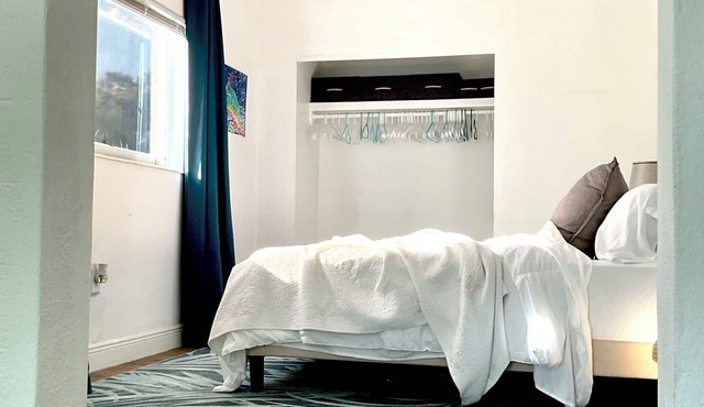 Serene- pool house with large enclosed oasis of local artist in Port Charlotte