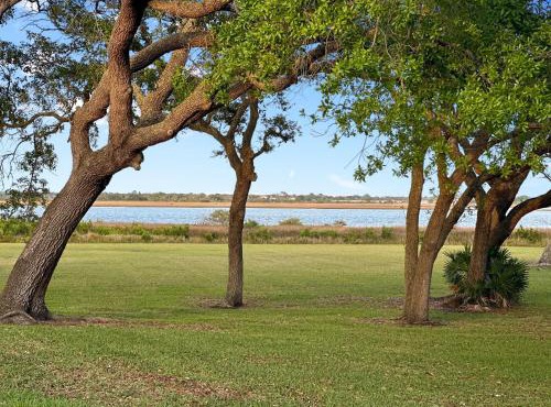 Serenity Shores - Games and Wine Included with Booking!