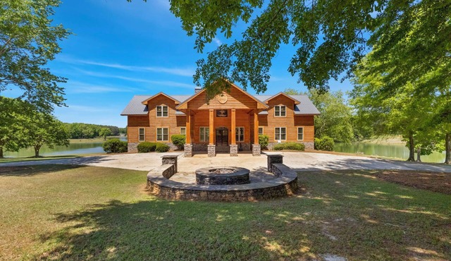 Situated on a picturesque lake in Fort Valley, GA, the lodge is an ideal setting for corporate retreats or family reunions.