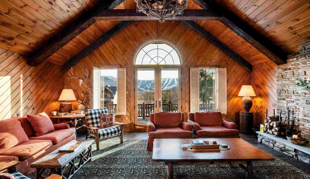Ski Chalet with Pool, Hot tub, Sauna, Pizza Oven, 2 Fireplaces & Outdoor Firepit