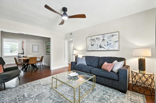 Sleek 2 BR Condo - 2 block from San Marco
