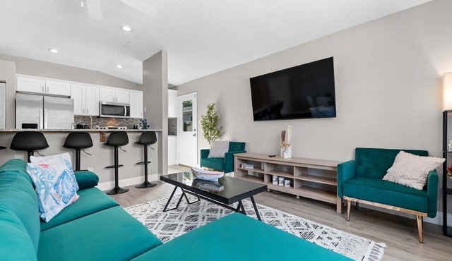 Sleek and Stylish 3-Bedroom Oasis-Pet Friendly