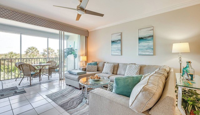 Sleek Naples Condo w/Balcony: Snowbirds Welcome!