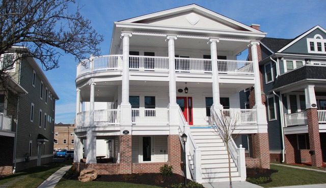 Sleeps 24 - 8 Bedroom 5.5 bath -4 Master Suites -Great Location-Private Elevator