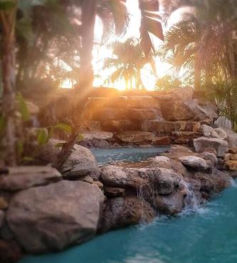 SODO Stay - Downtown Orlando with Waterfall & Pool