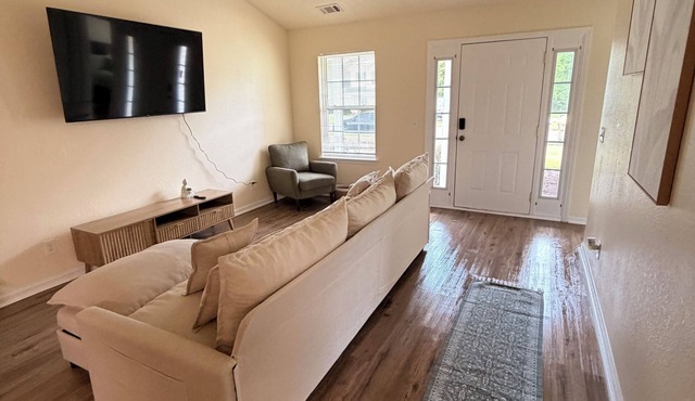 Soulful Retreat 4BR Mins to Airport & Downtown