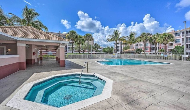 South Fort Myers Gated Community! Heated Pool & Hot Tub! Close to Beaches, Shopping & Dining!