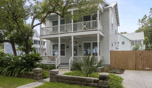Southern Charmer w/Pool and Stellar Location-Walk to Everything Downtown!