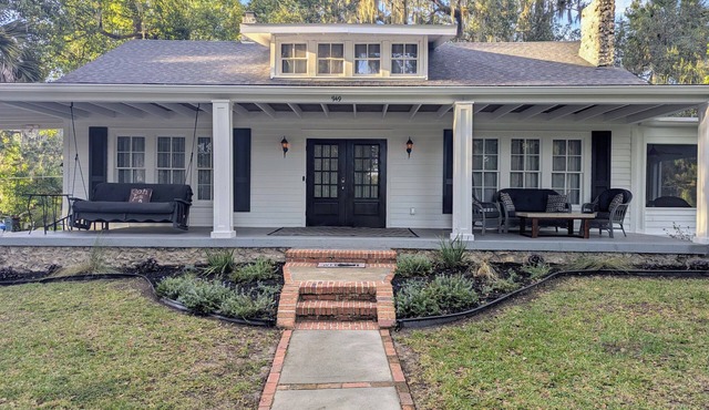Southern Porch Life Circa 1938 > with 4 bed 2 bath plus 1 screen porch with Fan