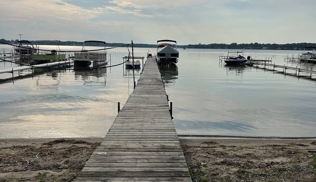 Spacious 4-bedroom house in lovely Manitou Beach-Devils Lake with AC