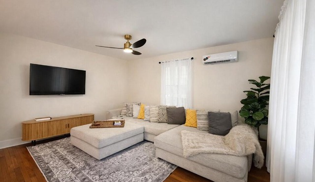 Spacious 2 BR with HotTub Close to Downtown and Beach