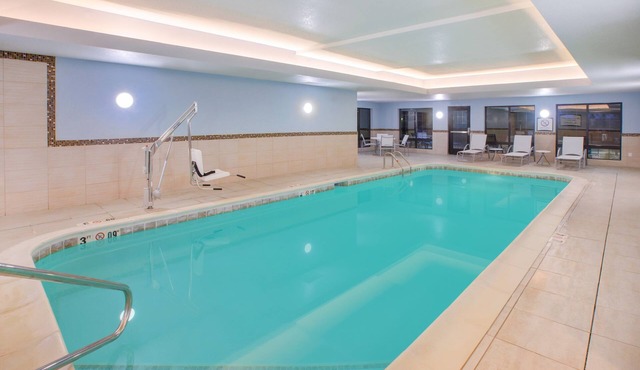 Spacious 2BR Suite w/Dining Area & Breakfast in Benton Harbor