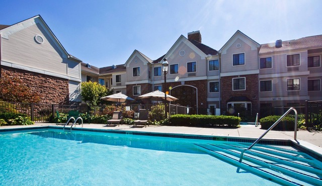 Spacious 2BR Suite | Free Breakfast, Pool & Gym