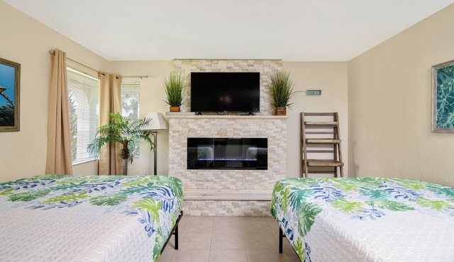 Spacious 3 Bed Poolside Suite with Full Kitchen in Sunny Fort Myers Beach