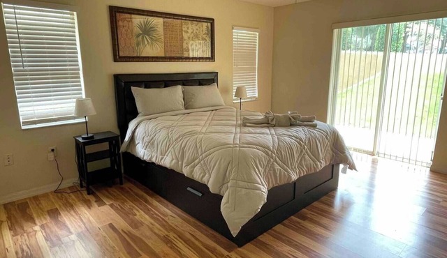 Spacious 3 bedroom near entertainment and Disney