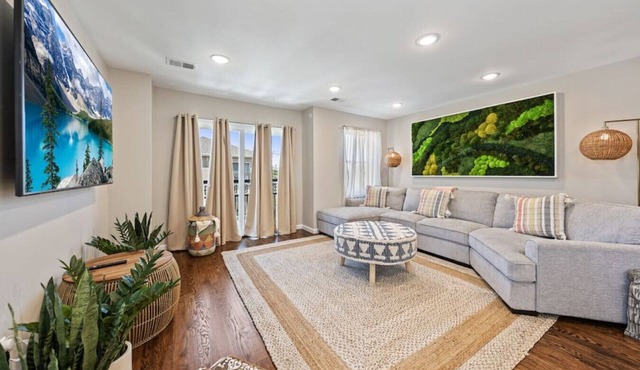 Spacious 3BR Top-Floor Retreat that Sleeps 8 | Near NYC + EWR