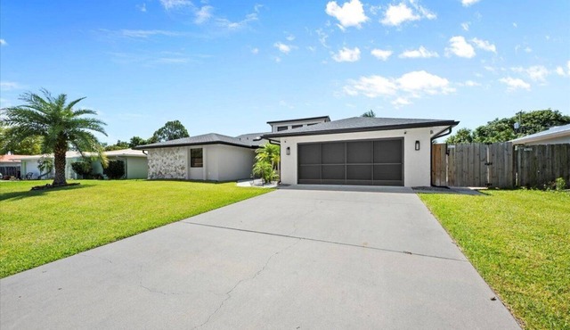 Spacious 4-bedroom house with WiFi, AC in enjoyable Port St. Lucie