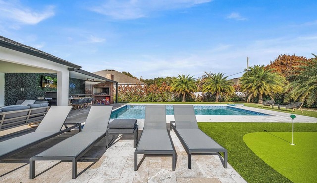 Spacious 4-bedroom house, mini-putt, pool & wood oven