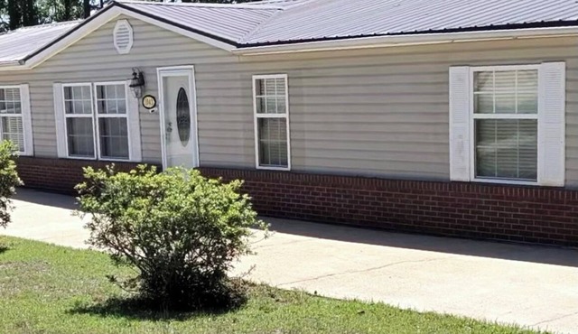 Spacious 4-bedroom house with AC in lovely peaceful Pennington
