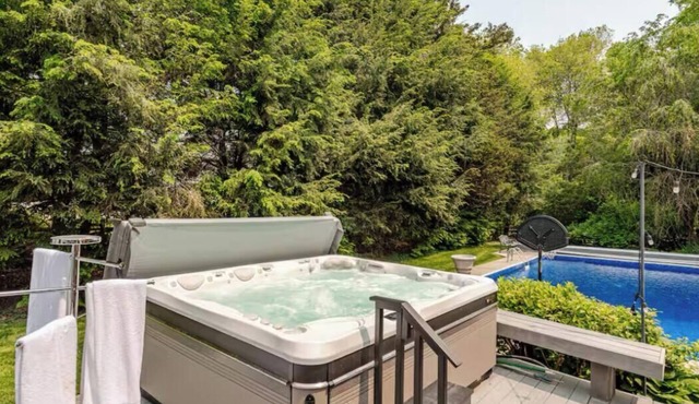 Spacious 4-bedroom house with AC in tranquil Norwalk. Year round hot tub. Pool