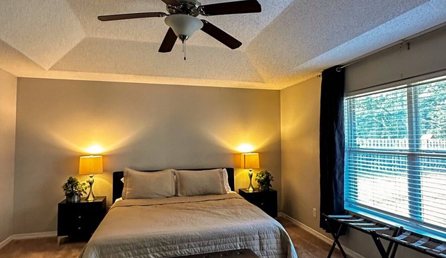 Spacious 4-bedroom house in beautiful Milton w/WiFi and AC. 30min to Pensacola