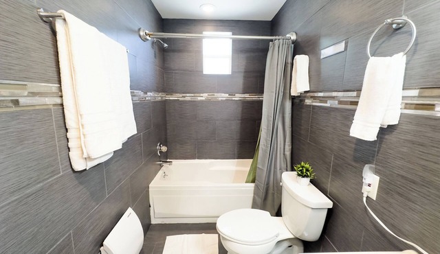 Spacious 8-bedroom house in beautiful Sleepy Hollow with AC