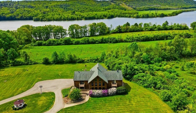 Spacious 8BD/7BA lodge Beltzville Lake, firepit, kayaks, pet-friendly, Poconos
