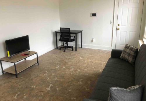 Spacious and bright 2-bedroom apartment with 1-bathroom and private street entrance, MetLife Stadium Major international sporting event 25 minutes away