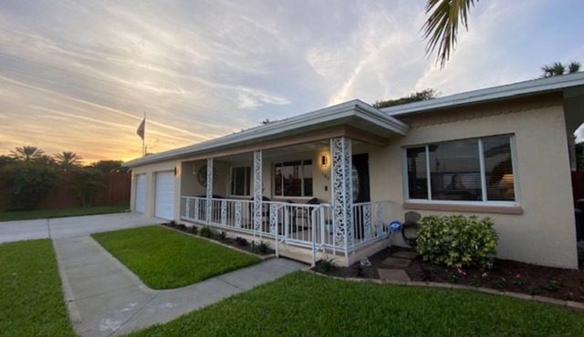 Spacious Beach house/1 block to beach/45 mins to Disney/close to port and NASA.