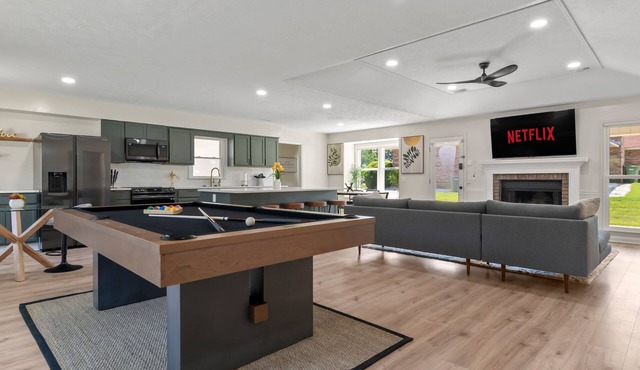 Spacious & Cozy ~ Close to Fort Moore ~ Pool Table