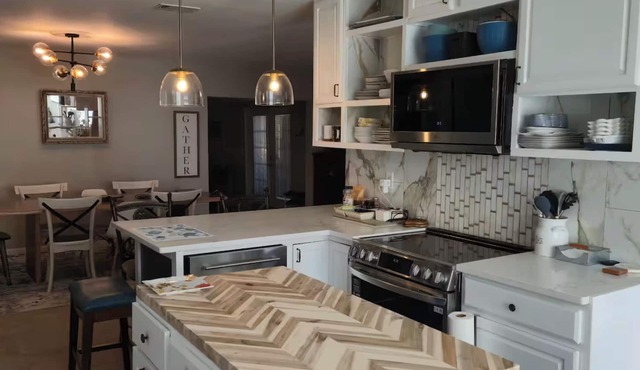 Spacious Cul-de-Sac Retreat w/2 Master Suites
