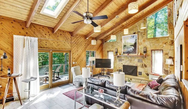 Spacious "Design Lodge" In Woods - Bushkill