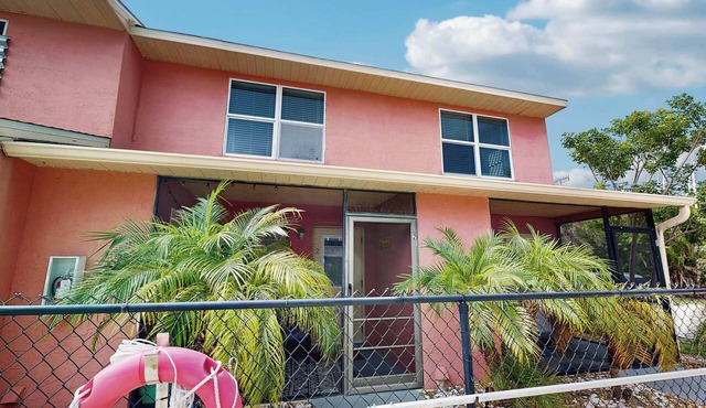 Spacious dog friendly Townhouse in Fort Myers with Shared Pool and BBQ