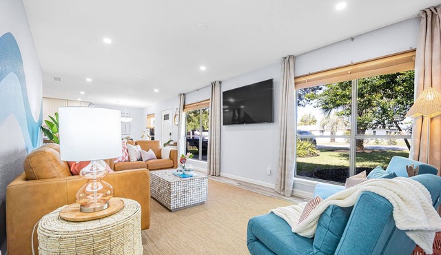 Spacious Family Escape : Walk to beach,minutes from Pier Park, Sleeps 12