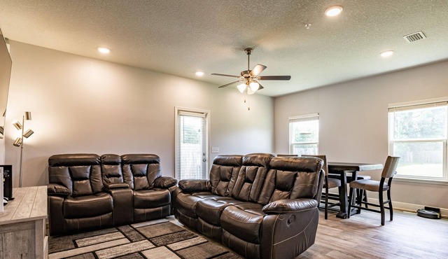 Spacious Family Friendly 3 Bed 2 Story Townhouse