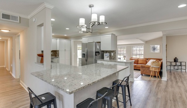 Spacious Fort Walton Beach Home ~ 2 Mi to Beach!