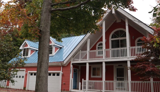 Spacious getaway nestled between two beautiful lakes!