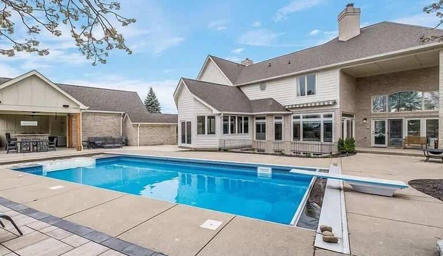 Spacious home with pool and BBQ grill in Carmel