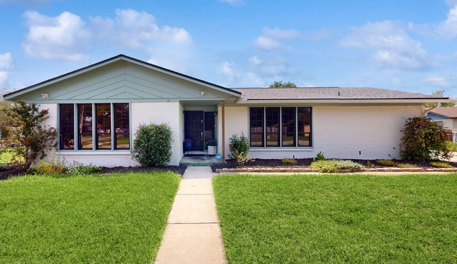Spacious Home with Enclosed Yard and Screened in Back Patio