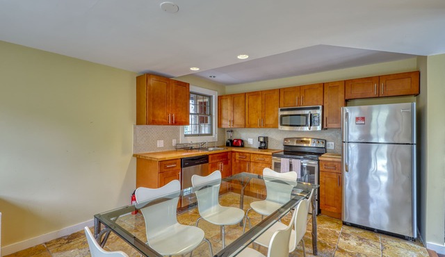 Spacious home with renovated kitchen, large deck, & tennis in Ocean Beach