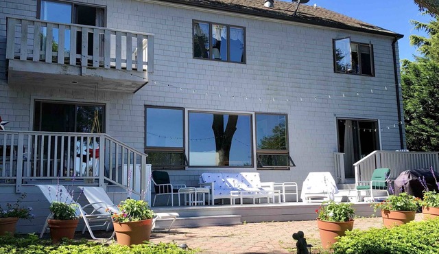 Spacious, immaculate 5 BR, 4 Bath Home w/Bay and Sunset Views, Family-friendly
