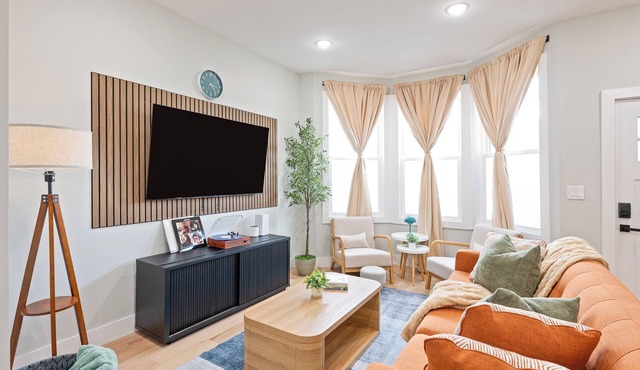 Spacious Modern 4BR Urban Retreat with Game Room, Yard, Near PATH train& NYC Bus