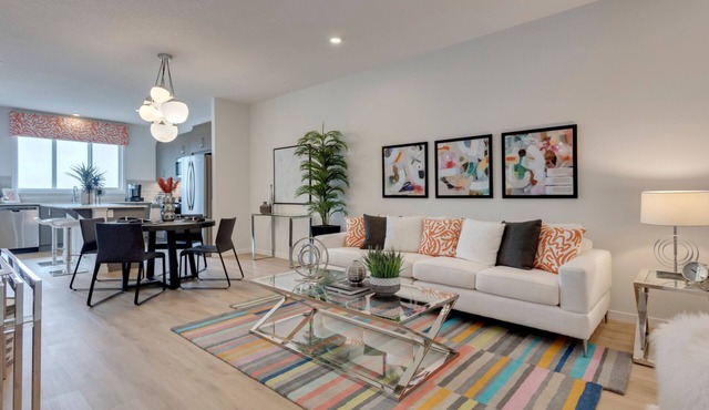 Spacious Modern Home With King Bed & Office in Calgary