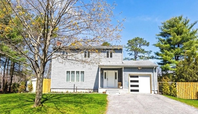 Spacious multiples bedroom house in enchanting Calverton with WiFi, AC