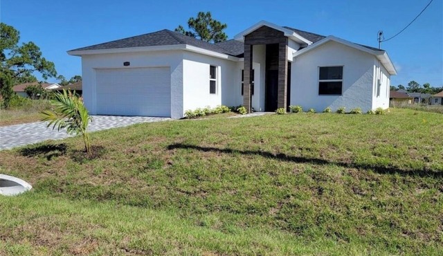 Spacious New Build Close to Fort Myers Sleeps 10+