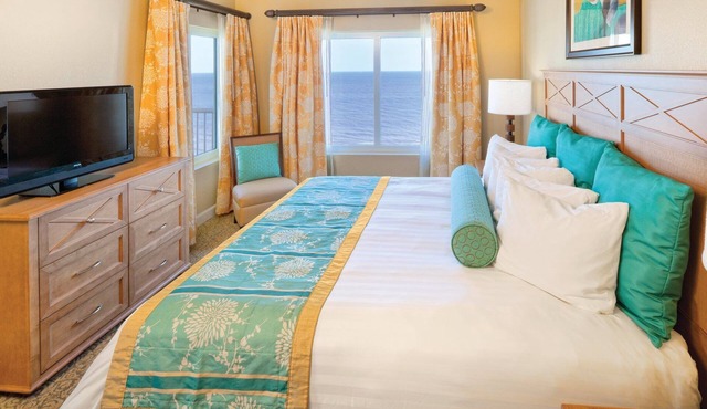 Spacious Oceanfront Resort with Onsite Restaurant, 5 Pools, 2 indoor Pools and Beach Access