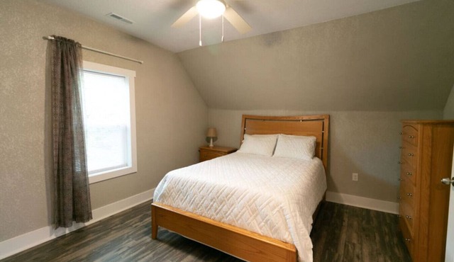 Spacious Rustic Downtown Market St 1 Bedroom Apt, Steps to Honeywell & Dining in Wabash