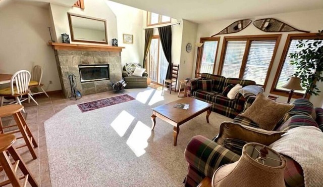 Spacious Townhouse minutes from Village and Slopes with shuttle to mountain